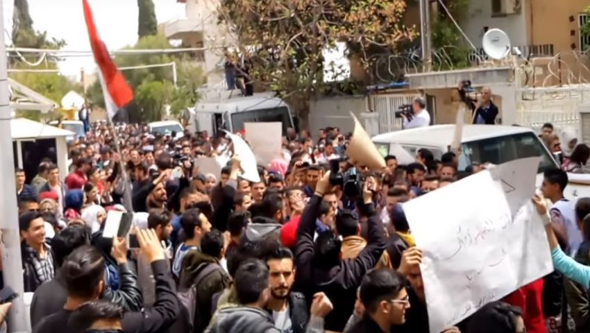 فيديو..أنصار النظام السوري يتظاهرون ضد أمريكا بدمشق