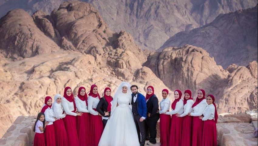 صور| بطقوس أسطورية.. عروسان يقيمان زفافهما أعلى قمة جبل سانت كاترين