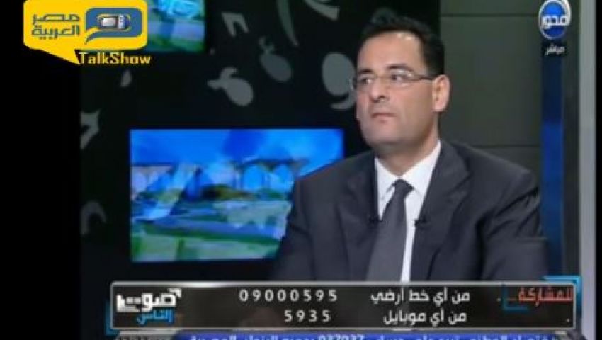 شاهد.. سائق يحرج مدير مشروع الكروت الذكية على الهواء بسبب الرشوة