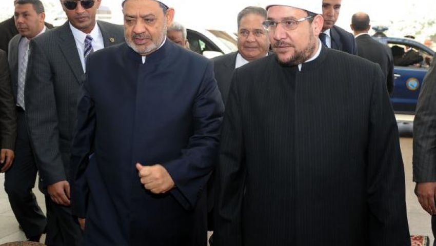 بالصور| في الساعات الأولى.. قيادات الأزهر على أبواب لجان الانتخاب