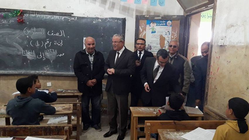 بالصور| محافظ المنيا يتابع لجان امتحانات الشهادة الابتدائية