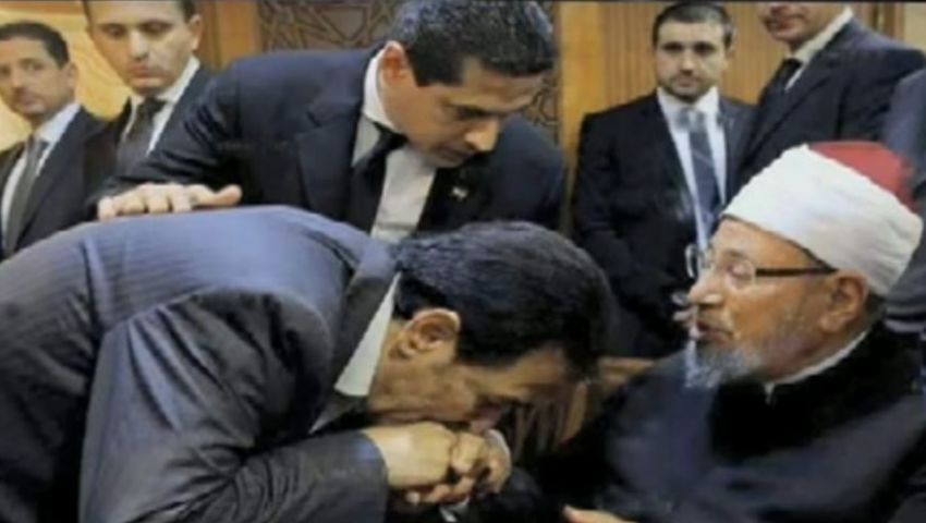 بالفيديو.. مجاهد يعرض صورة لخيري رمضان وهو يقبل يد القرضاوي