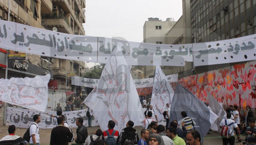 فيديو.. متظاهر يكذب مراسل التليفزيون المصري على الهواء