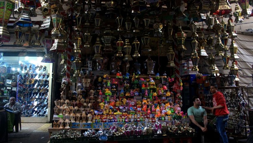 فيديو| في الإسكندرية.. الفانوس المصري يكسب والأهالي يشتكون الأسعار