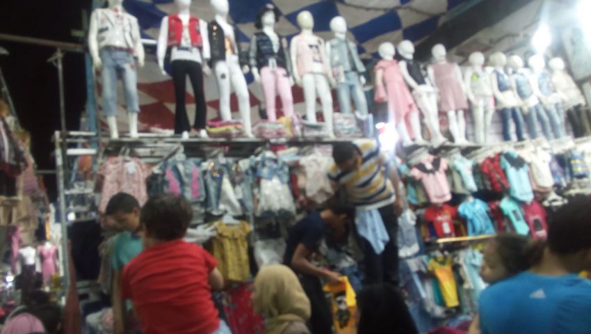 بالأغاني.. بائعو ملابس العيد يجذبون المواطنين للشراء