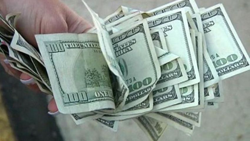 ضبط راكب بحوزته 350 ألف دولار بمطار القاهرة