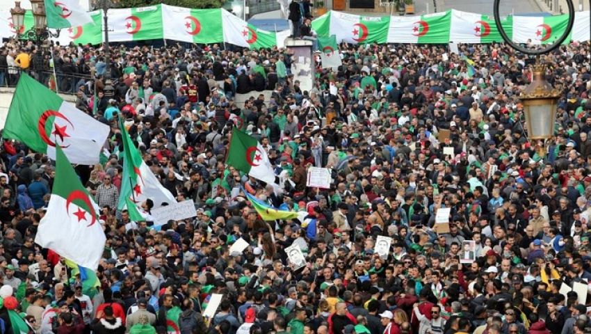 فيديو| عام على اندلاع حراك الجزائر.. لماذا لم ينتهِ التظاهر؟