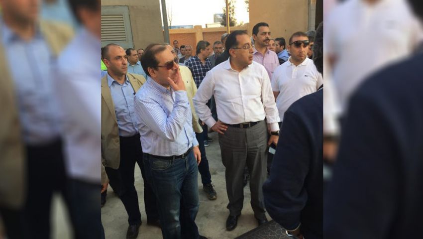 بالصور| وزير الإسكان يطمئن على تشغيل رافع صرف صحي الشويفات