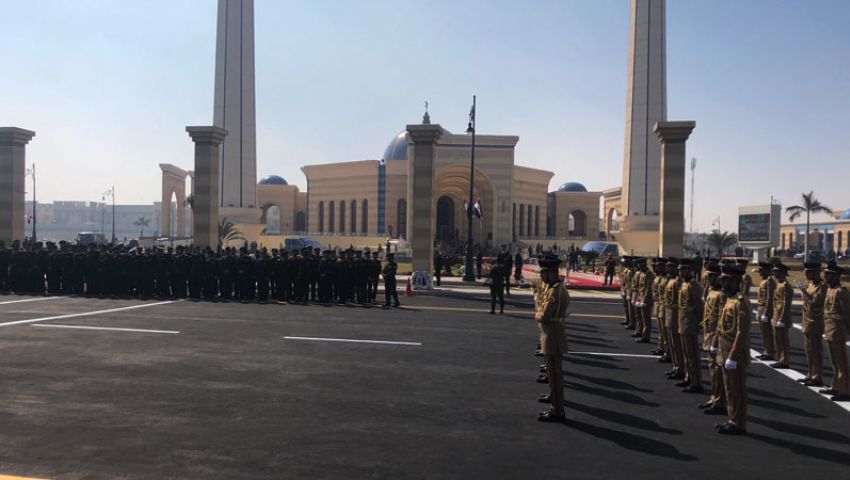 فيديو | احتشاد العشرات أمام مسجد المشير استعدادًا لجنازة مبارك