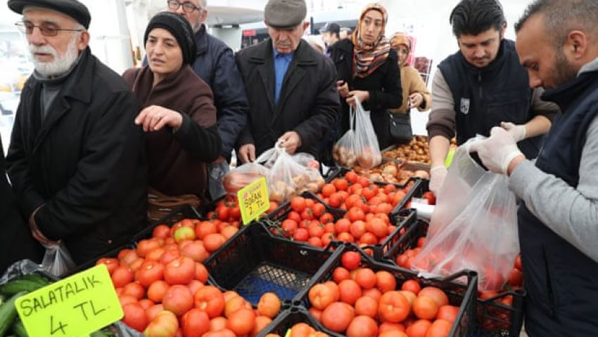 الجارديان: بالطماطم والبصل.. أردوغان يسعى لتجنب خسارة الانتخابات البلدية