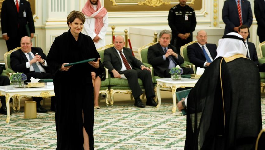 بالصور| مسؤولة أمريكية بـ«العباءة» في السعودية