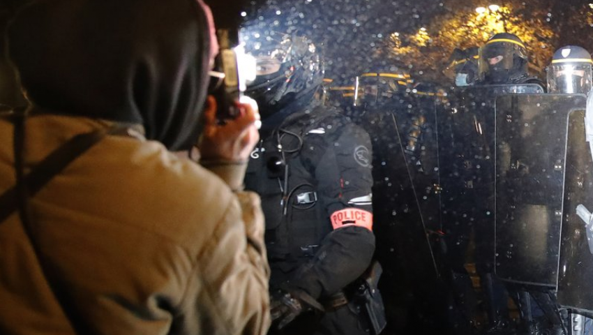 أسوشيتد برس: ضجة في فرنسا بشأن قيود تصوير الشرطة