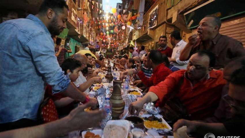 لقمة هنية تكفى 100..  أكبر إفطار جماعى في شوارع مصر