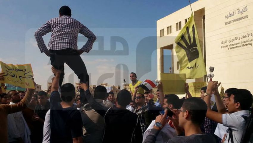 بالصور.. وقفة لطلاب جامعة سيناء تنديدًا بالاعتقالات