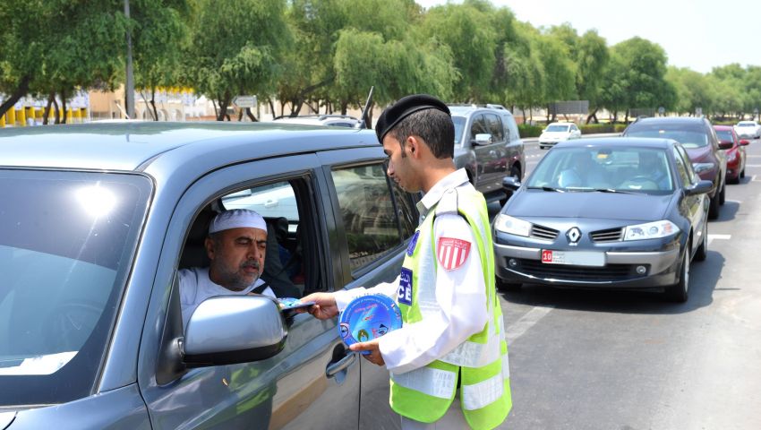 بهذه الطريقة.. تنشر الشرطة اﻹماراتية السعادة وتتغاضى عن العقاب