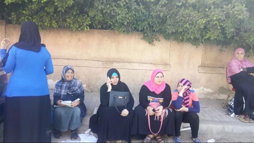 صور| أولياء أمور يفترشون الأرض أمام لجان امتحانات الثانوية العامة في قلق وتوتر