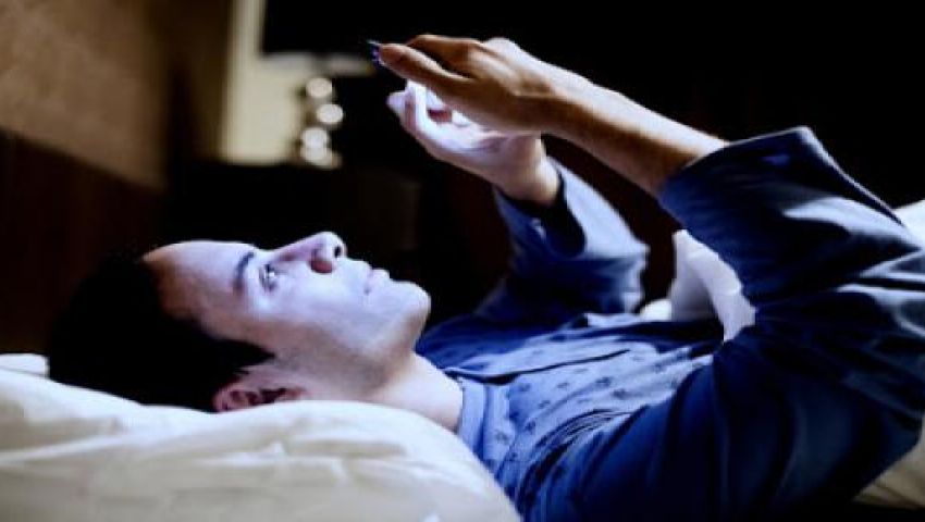 الدقائق الأخيرة مع الهاتف قبل النوم أخطر مما تتصور