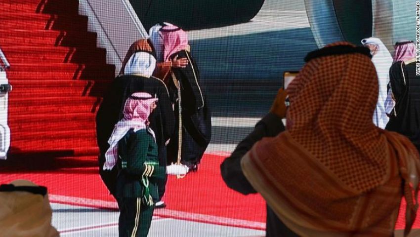 القمة الخليجية.. «حضن الغريمين» يجذب اهتمام الصحافة العالمية