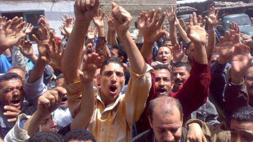 الثوار يطالبون بطرد الفلول من أمام مبنى محافظة الأقصر