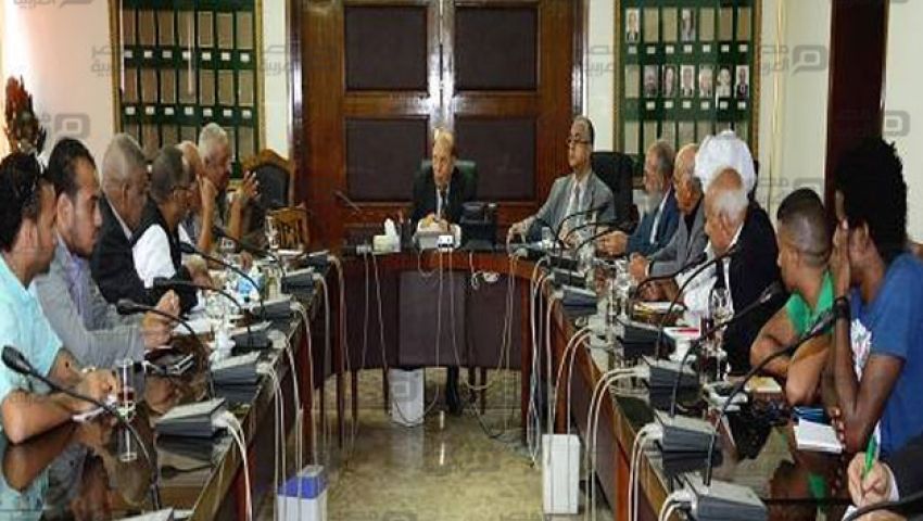 بالصور.. لبيب يجتمع برافضي الترسيم الجديد لمحافظة البحر الأحمر 
