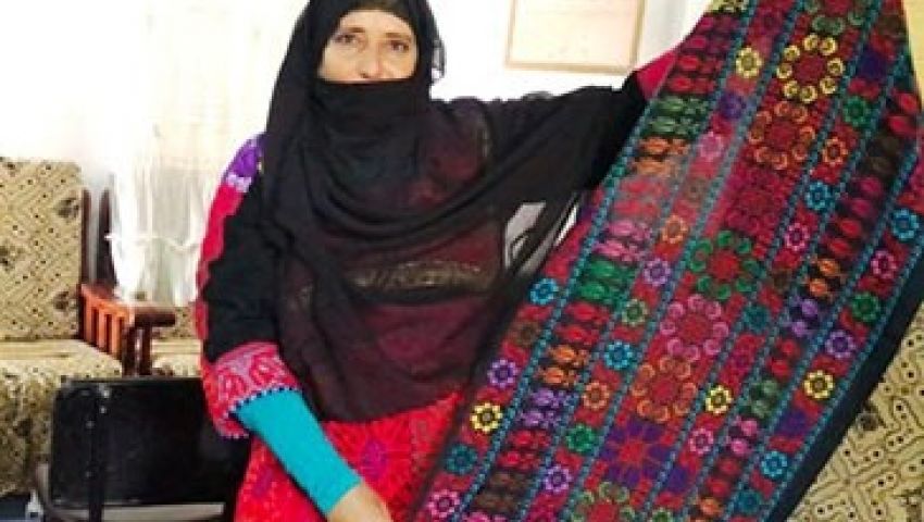 «عيده زايد».. سيناوية تحرس التراث عبر التطريز