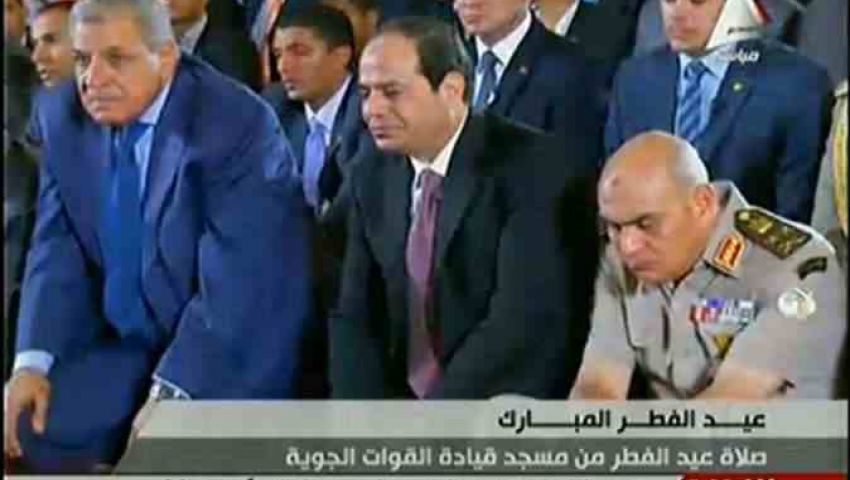 السيسي ومحلب والطيب يؤدون صلاة العيد بمسجد القوات الجوية