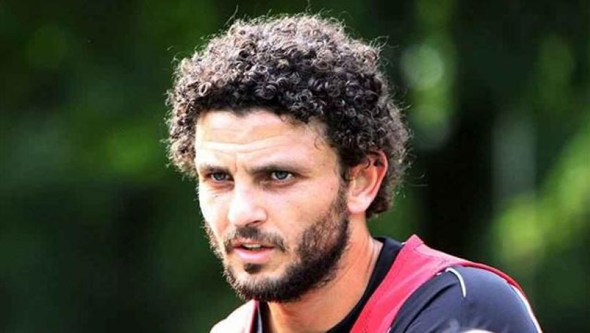 بالفيديو| الجماهير تحاصر حسام غالى في عزاء والد أبو تريكة