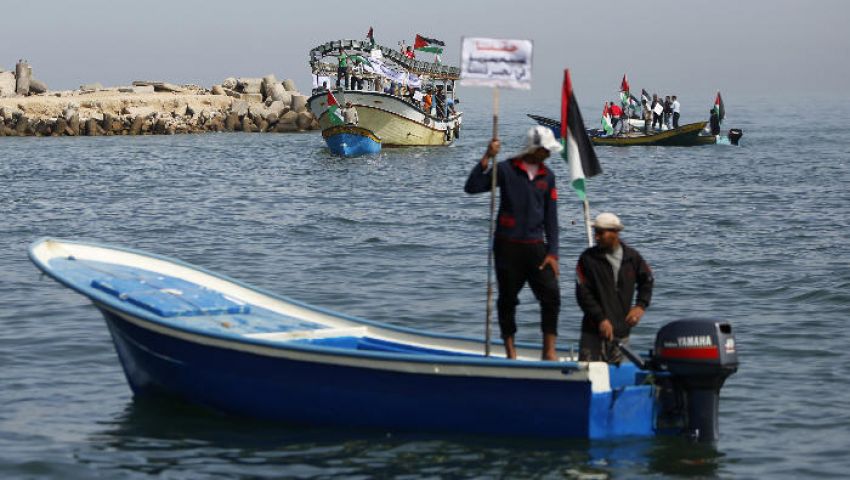 الاحتلال يجمد قرار توسيع مساحة الصيد في بحر غزة