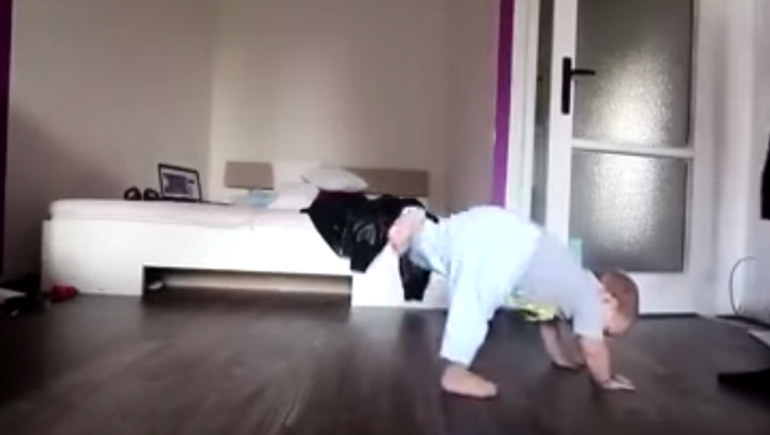 فيديو طريف.. طفل مبهر يرقص مع أخيه الأكبر