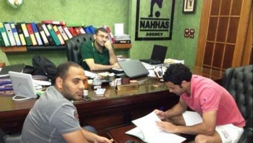 جعفر يسلم الزمالك عقود تجديده رسمياً