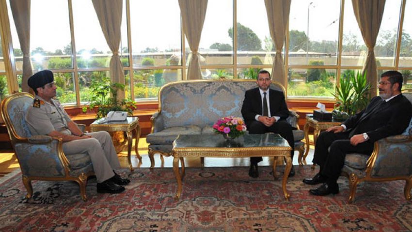 مرسي يبحث مع السيسي وقنديل إنذار الجيش