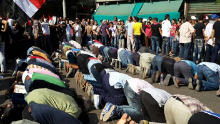 مؤيدو مرسي يصلون الظهر ويترقبون موقف الجيش