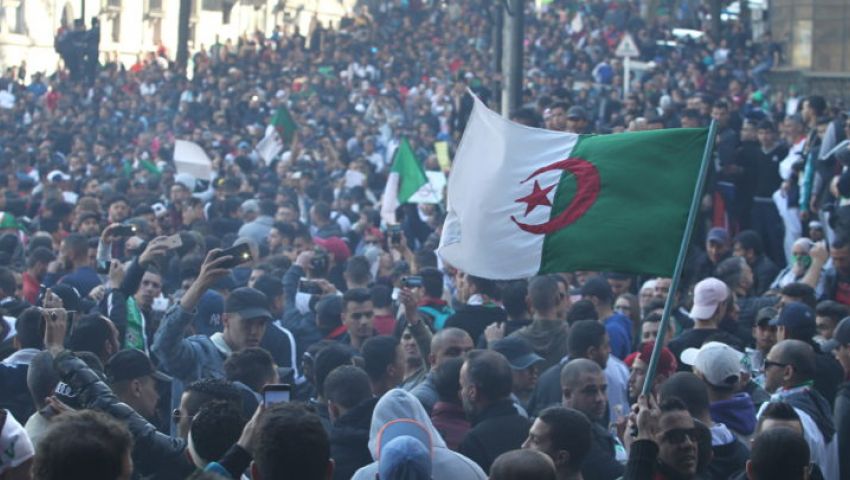 فيديو| رفضهم المتظاهرون.. الباءات الثلاثة يشعلون الجزائر