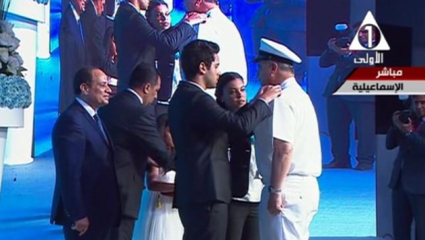 فيديو.. ترقية قائد القوات البحرية والدفاع الجوي إلى رتبة فريق