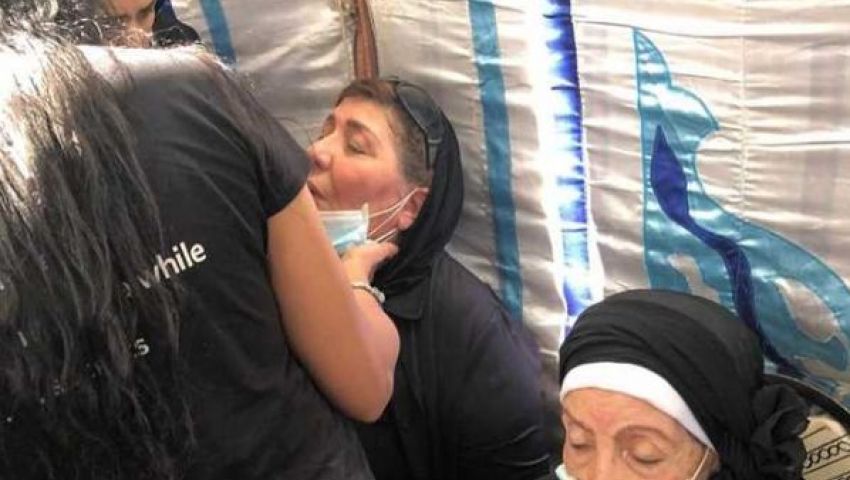إغماءة سهير رمزي واحتفاء فلسطيني.. لقطات من جنازة محمود ياسين