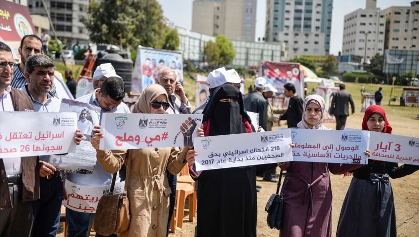 بالصور| صحفيون بغزة يتضامنون مع المضربين عن الطعام في سجون الاحتلال