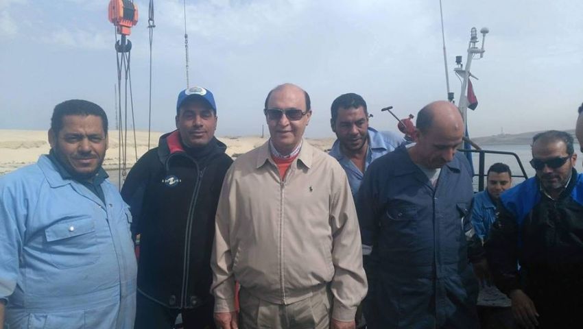 مميش: الاستعانة برافعات الهيئة العملاقة فى أعمال انتشال الصال الغارق بالقناة