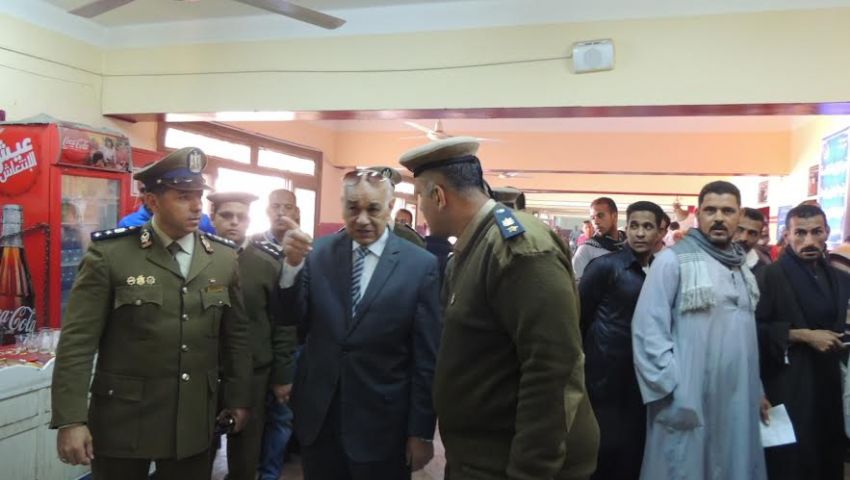 بالصور| مديرأمن قنا: وحدة تراخيص متنقلة للتكاتك بقوص