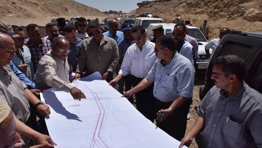 محافظ أسيوط يتفقد أعمال المرحلة الثانية لطريق الهضبة