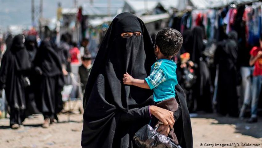 صوت أمريكا: معتقدات نساء داعش تنذر بتفشي كورونا في مخيم للاجئين