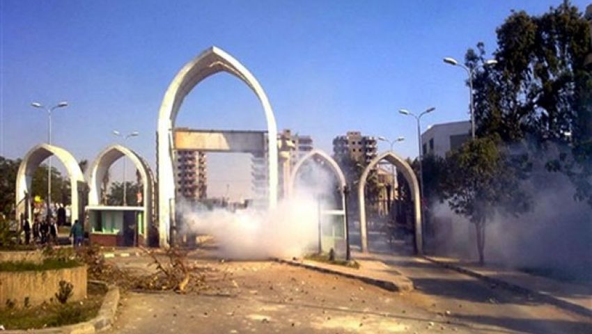 الأمن يواجه طلاب أزهر أسيوط بقنابل الغاز