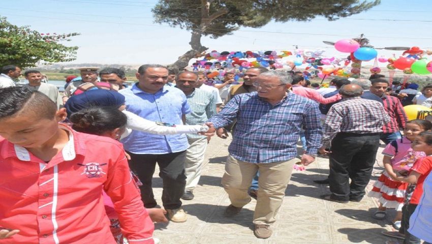 بالصور | محافظ المنيا يهنئ المواطنين بأعياد الربيع