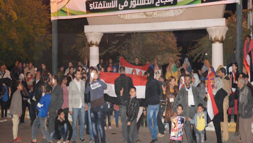 ألعاب نارية ابتهاجا بالدستور.. والغاز لفض مسيرات معارضيه