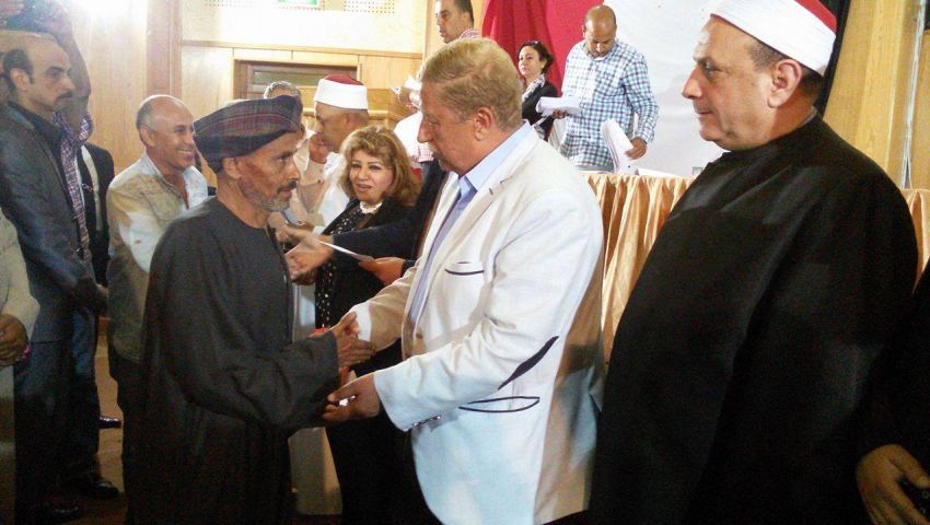 بالصور| محافظ الإسماعيلية يسلم نازحي سيناء «منحة الأوقاف»
