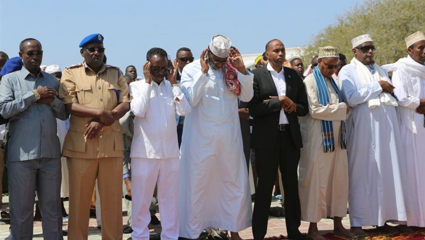 بالصور| طلبا للغيث.. مئات الصوماليين يؤدون صلاة الاستسقاء في مقديشو