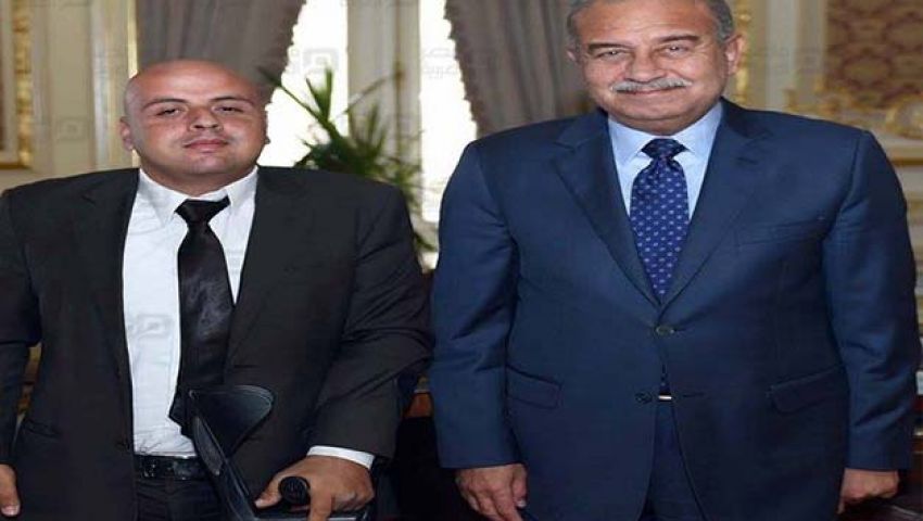 بالصور| كواليس لقاء رئيس الوزراء بشاب من ذوي اﻹعاقة