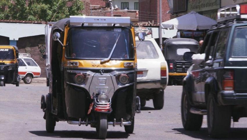 «التوكتوك» يغزو الإسكندرية.. والأهالي: مخدرات وبلطجة وسرقات