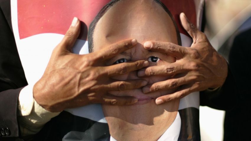 غياب يؤذن بانتهاء دوره.. أين رئيس اليمن من صراع القوى في عدن؟