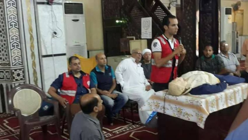 بالصور| إمام بالأوقاف يستعين بمتخصصين لشرح الإسعافات الأولية لرواد مسجده