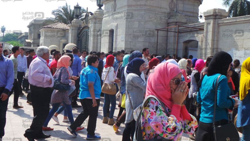 الجامعات تتحول لثكنة عسكرية والطلاب ينقسمون بين التظاهر والرقص